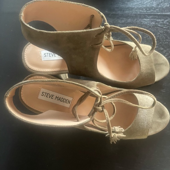 Open toe with 4 inch block heel. - Picture 3 of 5